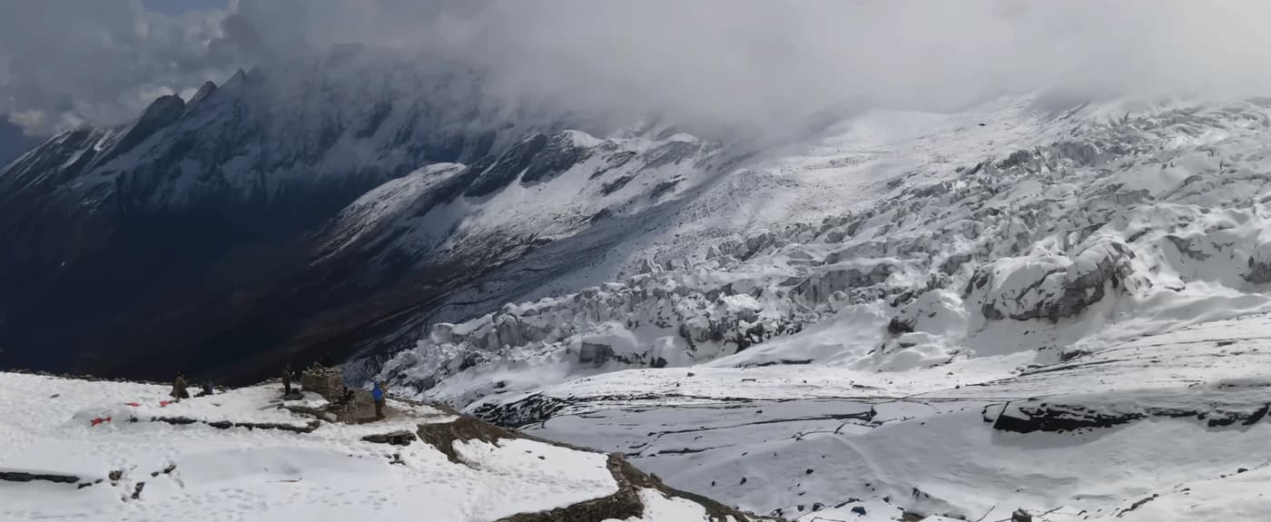 Snow-covered glacier and dramatic Himalayan landscape on the Manaslu Circuit Trek in Nepal with Thrill Himalaya Treks.