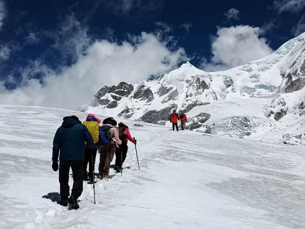 manaslu trek larke pass